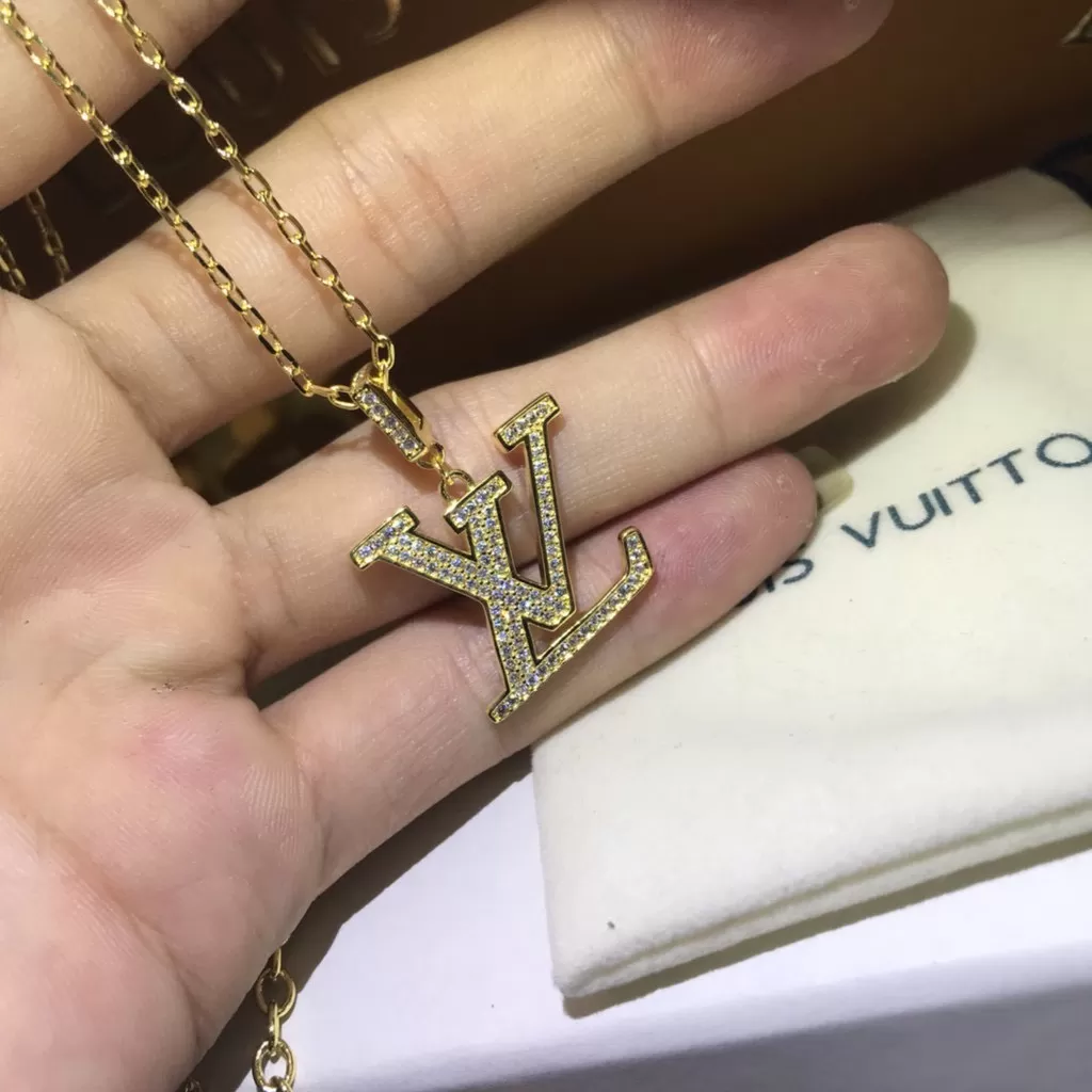 LV Medium Pendant1650 02